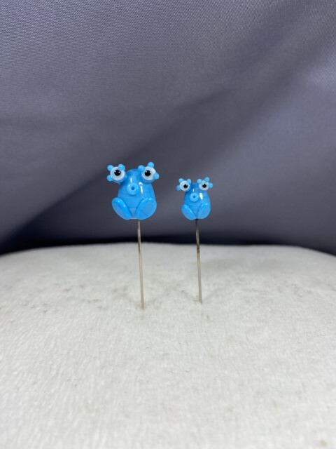 Monster der holder sine øjne mini